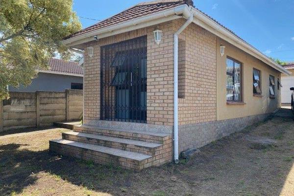 Upgraded home in Wilsonia
The home offers 3 bedrooms (main with built-in cupboards), 2 bathrooms (m.e.s).
The lounge has been ...