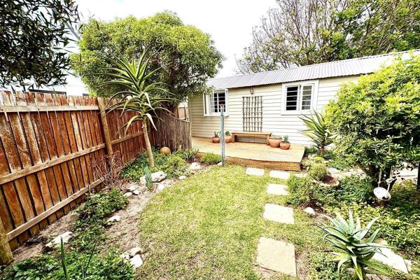 Nestled in a peaceful setting, this charming 1-bedroom garden cottage in Kommetjie offers privacy with its own separate entrance. Ideal ...