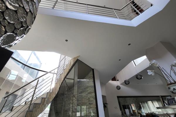 This Modern Home designed by a famous architect boasts such sophisticated features and class. Let&#39;s break down its impressive features:

GROUND FLOOR:
*Open Plan Entrance: Welcoming with skylights and abundant natural light ...