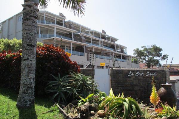 This lovely 3 bedroom apartment, ideal for a holiday home or rental investment, is perfectly situated on Uvongo beach. The open plan ...