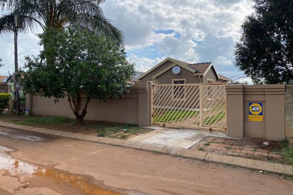 This is a beautiful family home with 3 bedrooms (1 en-suit) and a bathroom.  This house has a huge yard with enough space for the kids ...