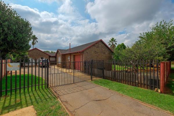 Spacious Family Home with Flatlet on a Large Corner Stand – Helikon Park, Randfontein

Discover the potential of this well-sized family ...