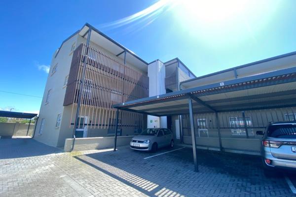 This immaculate apartment apartment situated in the heart of Hartenbos, offers the perfect blend of comfort, convenience, and ...