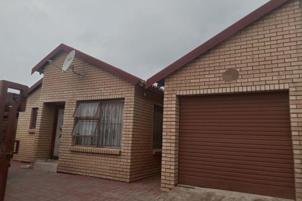 We present a fantastic opportunity to own a beautiful 4 bedroom, 2 bathroom house situated in the sought-after area of Rabie Ridge ...