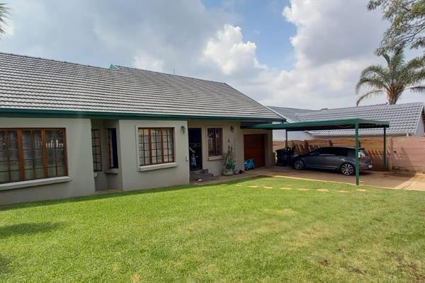 This lovely home offers on entry,
Lovely open lounge and entertainment area with built in bar as space for a dining room.
the kitchen ...