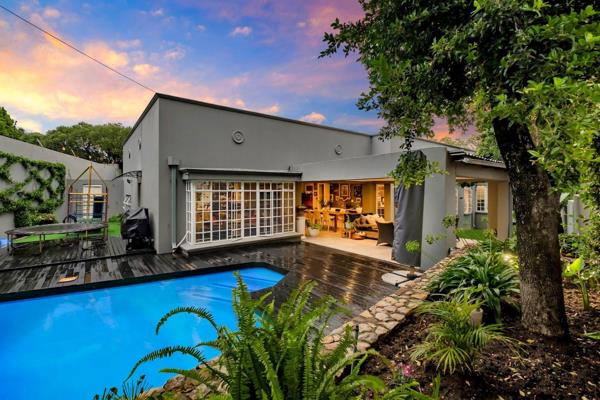 Crisp, light and oozing charm this home offers inviting living areas. Abundant natural light, neutral hues and textures set the tone ...