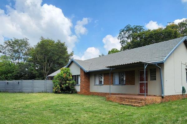 This is a steal for sale in Weavind Park!!
Extra income,  big stand, safe, pet friendly ...