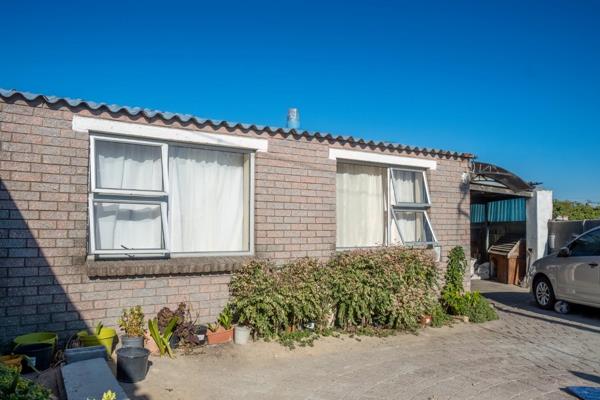 ****Exclusive Mandate**** 
  
This versatile 3-bedroom home, complete with a separate 2-bedroom flatlet, offers the perfect balance of ...