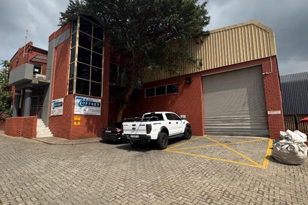 Very neat 600sqm industrial warehouse for sale in a secure business park in Meadowdale.
This warehouse has a double volume office ...