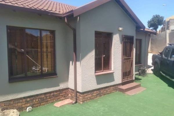 Naturena Ext 19

A standalone house. 

A lovely 3 bedroom house of which 2 bedroom come with built-in wardrobes. 

A fitted kitchen ...