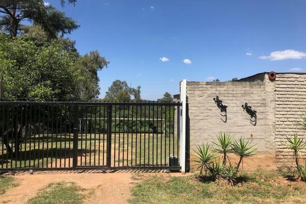 Pet friendly 2 bed 1 bath garden cottage in Muldersdrift
The unit features:
An open plan living area. 
Decent size kitchen with space ...