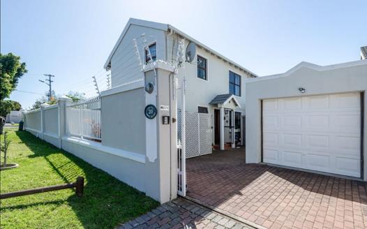 3 Bedroom House for sale in Rondebosch