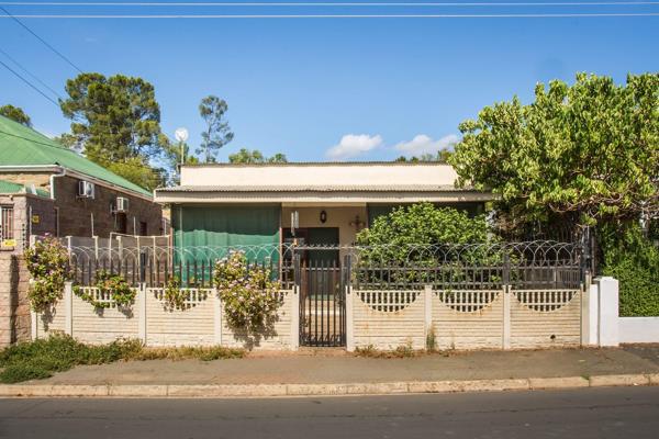 Exclusive Sole Mandate

This charming two-bedroom house offers a perfect blend of comfort and potential, and is centrally located ...