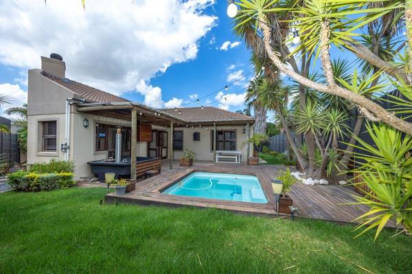 ON SHOW :11 March 17h30-19h00
Entertainer’s Dream Home in Sought-After Langeberg Glen
Discover the perfect blend of modern living and ...