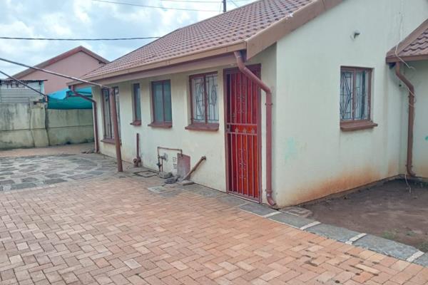 Features:
* 3 bedrooms
* Separate bathroom
* Guest toilet
* Comfortable lounge area
* Fully fitted kitchen
* Carport for 2 vehicles
* ...