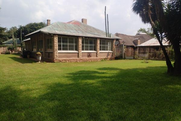 Golden oldies with species rooms and a very big yard.  the main house has 4 bedrooms, 2 lounges, dining room, study and bathroom ...