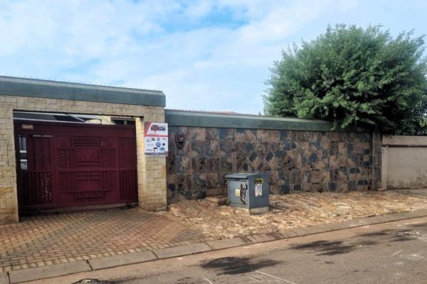 Discover this delightful property Located in Dobsonville Ext 1, perfect for a comfortable and convenient lifestyle. 
The main house ...