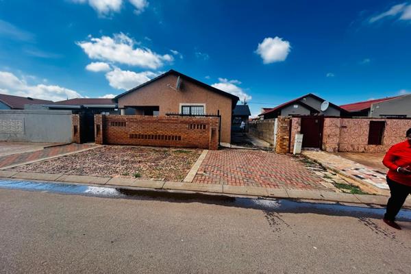 Photos Map1 of 16
R 900.000 Bond Costs 
2 Bedroom House for Sale in Protea Glen 11 ext ...