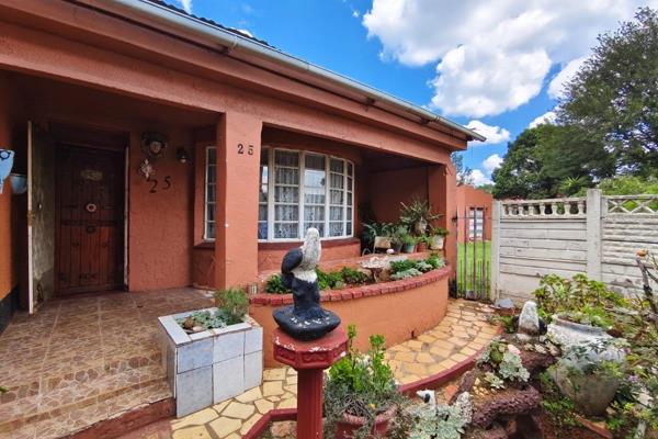 Starting off with a bonus! This property is opposite a popular school in Brakpan Central!
Corner stand property is perfect for ...