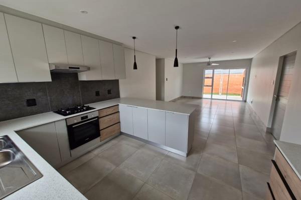 Spacious Townhouse with a nice-sized garden.
Backup power and water supplies!
Breathtaking views of the Kingswood Golf Course and the ...