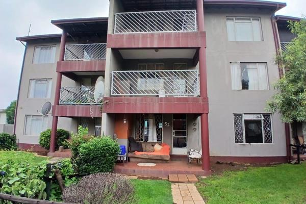 Cosy 2 bedroom apartment for sale in Oakwood complex, Benoni.
This perfect starter home features two bedrooms, a bathroom, a dining ...