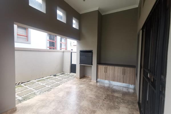 Proudly brought to you by RE/MAX Town and Country, you find this neat, secure and private townhouse in the sought after
 Bellisima ...