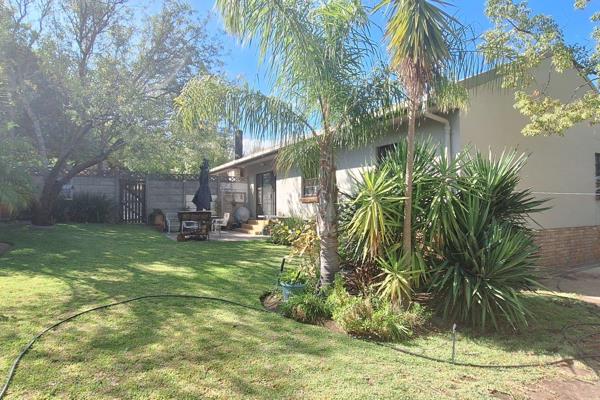 Located in the popular Berg &amp; Dal area of Wellington. The house offers  three bedrooms, two bathrooms, open plan kitchen with ...