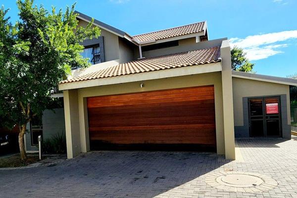 Exclusive Mandate
This charming townhouse in Woodland Hills, Bloemfontein, offers a spacious and comfortable living environment. Upon ...