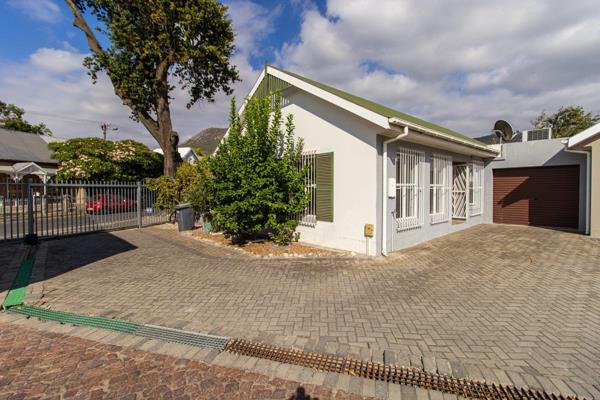 This delightful neat 3 bedroom home in a small gated community is located in Central Paarl neighbourhood.  It is walking distance to ...