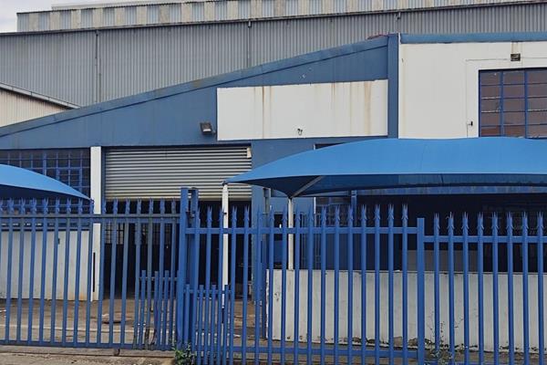 500m2 warehouse with a spray booth 
There is a front yard with undercover parking, the warehouse will suite a variety of 
businesses - ...