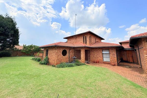 Discover this stunning family home in the heart of Ravenswood, Boksburg, offering both space and comfort. Available foroccupation from ...