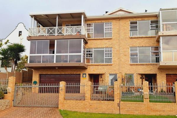 This low-maintenance, triple-storey duet in the sought-after Menkenkop, Hartenbos, is a rare gem offering breathtaking views of Mossel ...