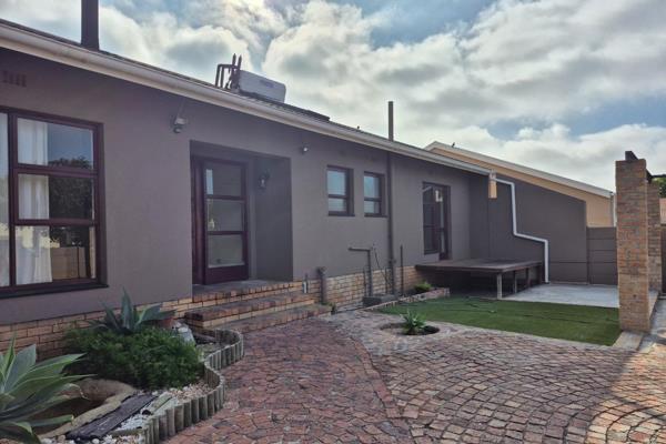 Neat 3 bedroom house to rent in Duynefontein.  Boasting large lounge, spacious kitchen with massive entertainment room and braai. The 2 ...