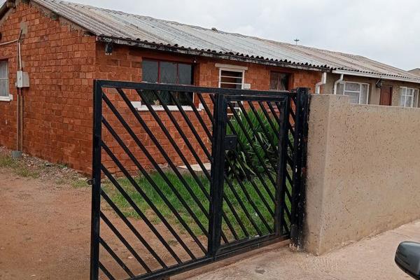 Introducing this Kasi Four-Room House, located in the highly desirable neighbourhood of Naledi. This property features two spacious ...