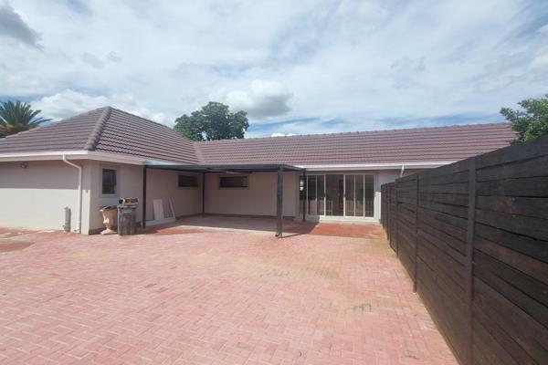 1st Cottage 

4 Bedroom Cottage in Beyers Park for R 15 000.00.
Boasting.
4 Bedrooms
2 Bathrooms
Morden kitchen
Lounge
Dining ...