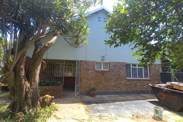 This strong, well build property has a perfect location and is situated  in the heart of Umtentweni, walking distance to the Tweni ...