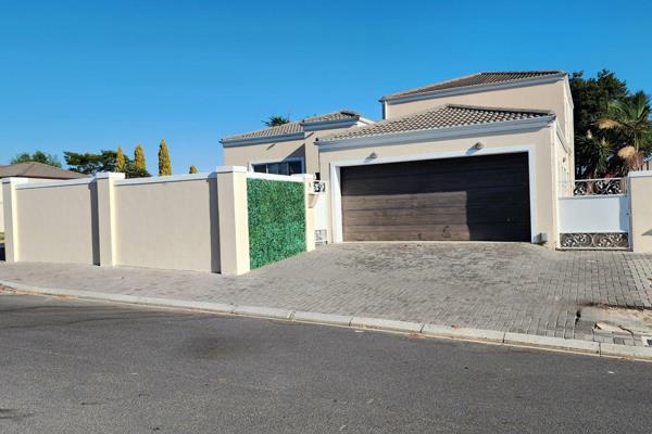 Located in the prestigious 24-hour security estate of Eikenbosch, this modern 3-bedroom home offers the ideal blend of luxury and ...