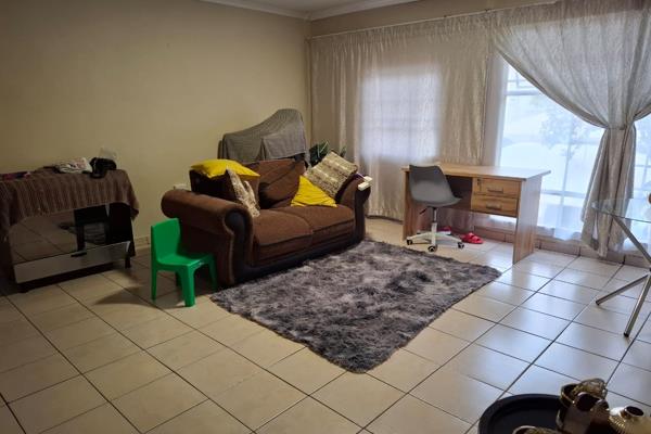 This cozy top floor apartment is situated in a very central part of Centurion. It offers an open plan living area, 2 bedrooms and 1 ...