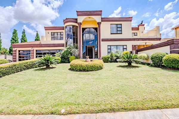 This gorgeous mansion needs a family to fill it up Double volume entrance welcomes you straight to the living areas, open planned and ...