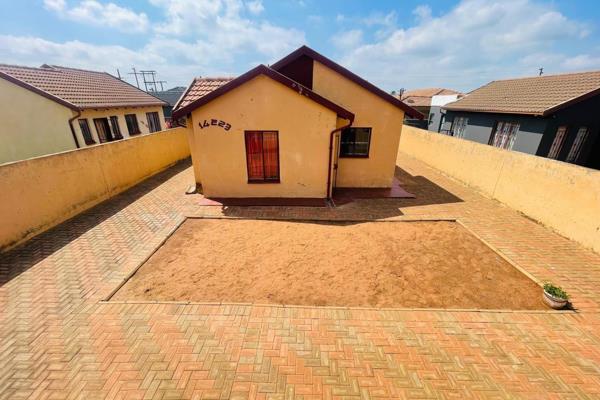 3 Bedroom House for Sale in Protea Glen

Here is a charming 3-bedroom, 1-bathroom ...