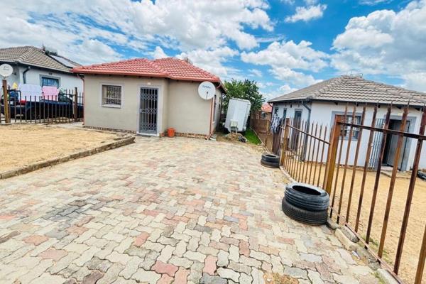 This 2 bedroom on a spacious yard and a comfortably laid out open plan lounge area, with well sized 2 bedrooms. main bedroom fitted ...