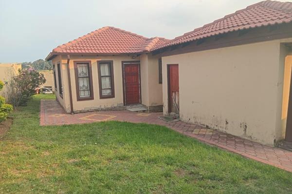 Available immediately:
2 spacious bedrooms with built in cupboards and a bathroom.
Open plan living area and kitchen.
It also has a ...