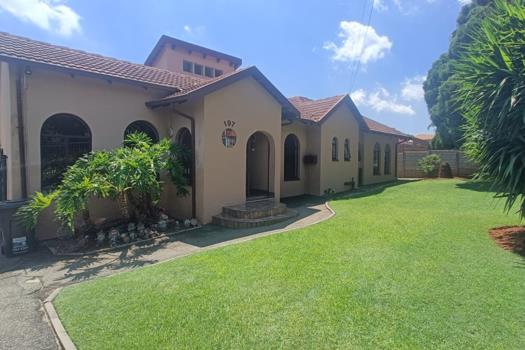 5 Bedroom House for sale in Rooihuiskraal