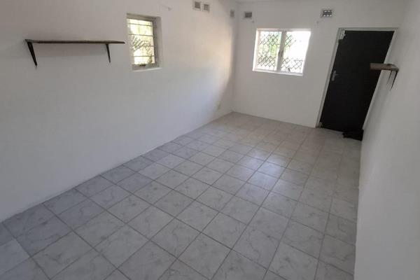 Spacious unit, 4 rental units on property.
Parking available, 2 good size rooms and kitchen.
Pre paid water and electricity.
Call to ...