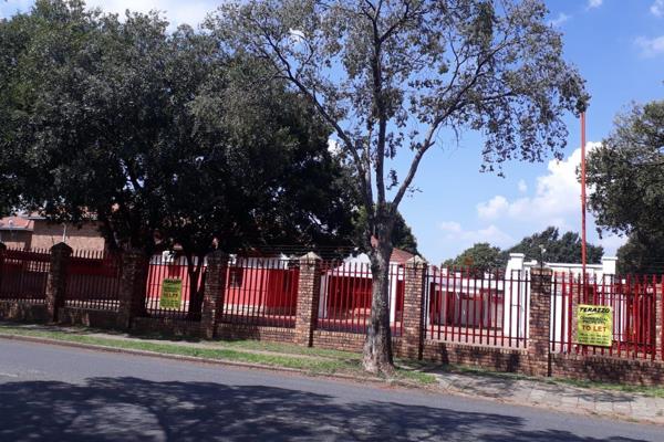 A well maintained, spacious Commercial Office on the cnr of Paul Kruger &amp; Trichardt Road in Boksburg North.

Ideal location for ...