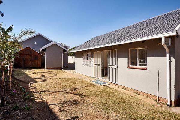 This private 2 1/2 bedroom one bathroom cottage with two carport spaces is available in Vorna Valley just on the edge of Kyalami ...