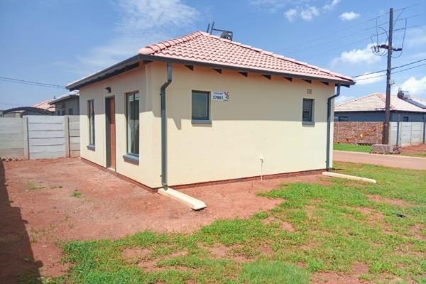 1. Experience the perfect blend of comfort and affordability with this stunning 2-bedroom house in Protea Glen, Soweto. Designed for ...