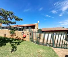 Townhouse for sale in Roodekrans AH