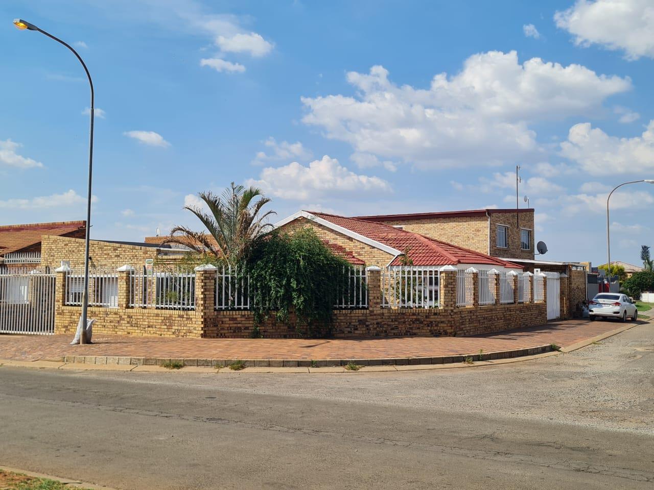6 Bedroom House For Sale In Lenasia Ext 11 P24 115694880
