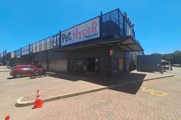 This 363 sqm warehouse, located in Meadowdale, Germiston, offers excellent visibility ...